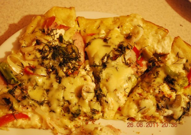 Fotografia przedstawiająca pizza serowo brokulowa