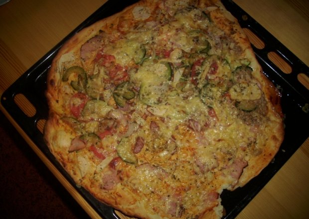 Fotografia przedstawiająca Pizza  smaczna domowa