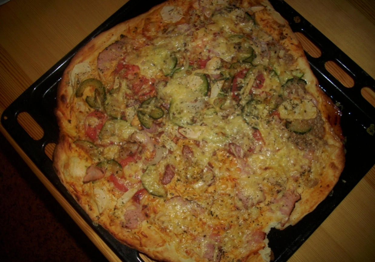 Pizza  smaczna domowa foto