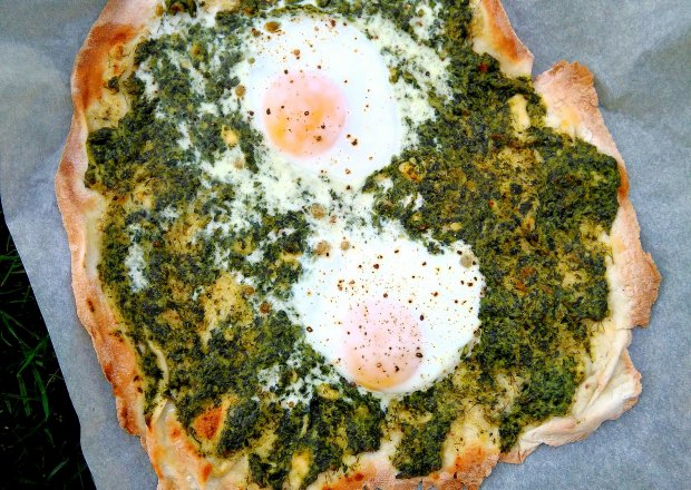 Fotografia przedstawiająca Pizza śniadaniowa ze szpinakiem i jajkiem
