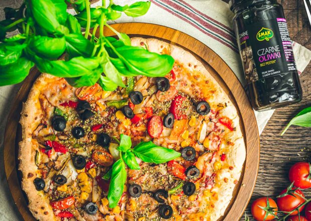 Fotografia przedstawiająca Pizza śródziemnomorska z czarnymi oliwkami