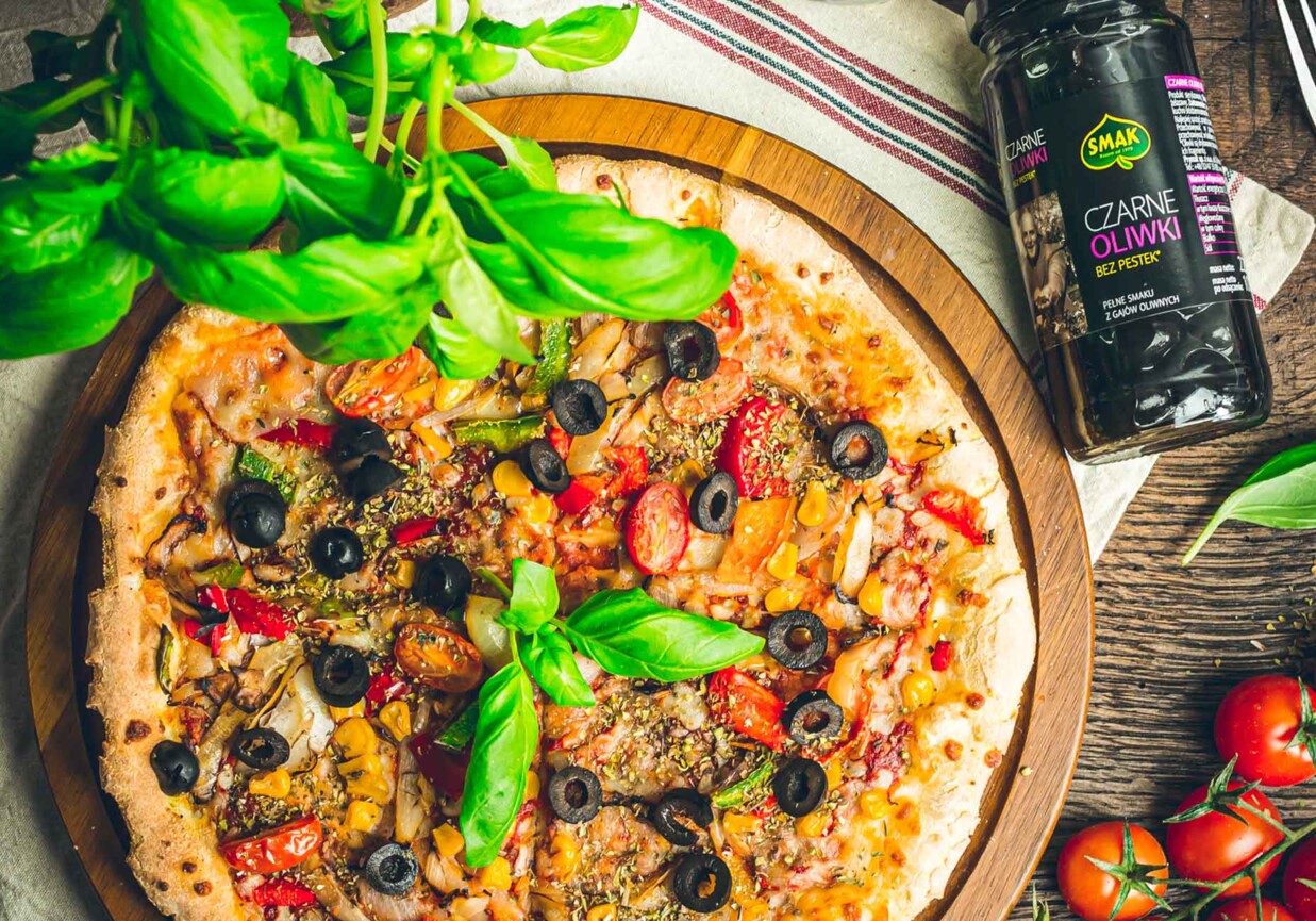 Pizza śródziemnomorska z czarnymi oliwkami foto