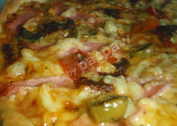 Fotografia przedstawiająca Pizza śródziemnomorska z krotoszyńską