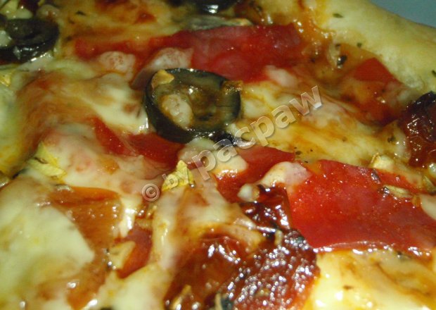 Fotografia przedstawiająca Pizza śródziemnomorska z pieczarkami i chorizo