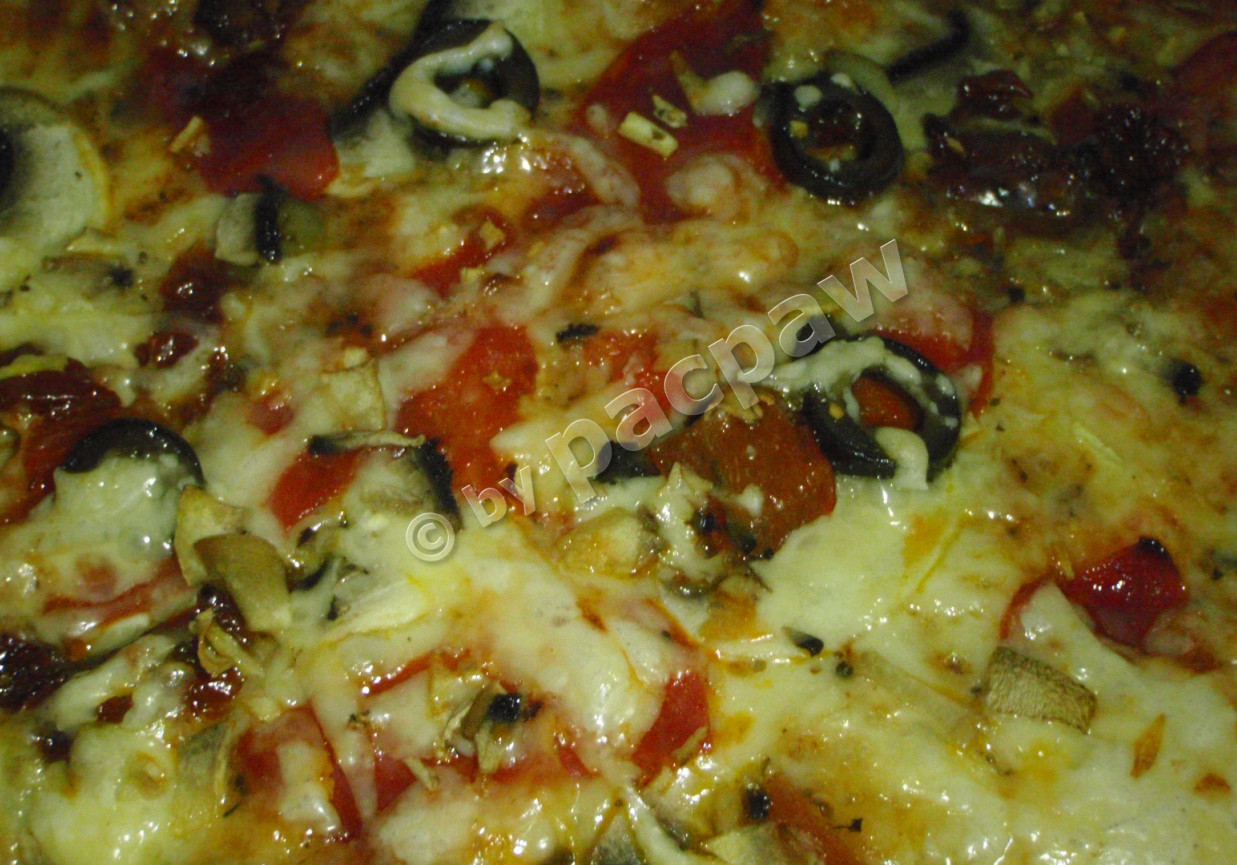 Pizza śródziemnomorska z pieczarkami i chorizo foto