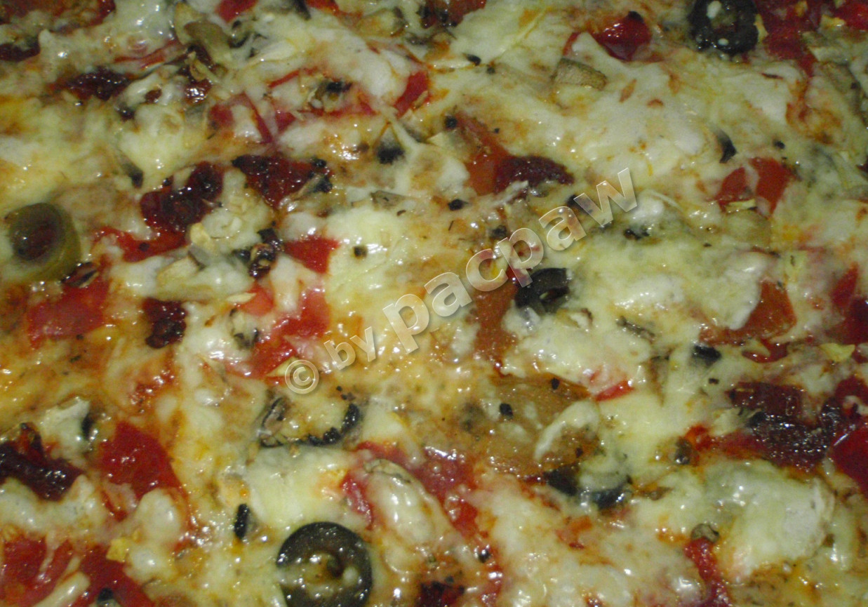Pizza śródziemnomorska z pieczarkami i chorizo foto