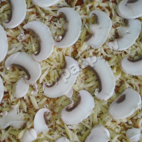 Krok 3 - Pizza śródziemnomorska z pieczarkami i chorizo foto