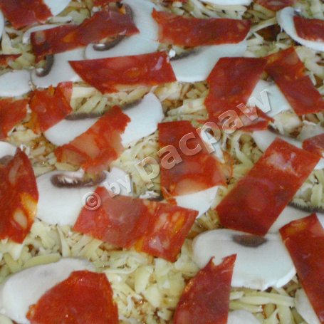 Krok 4 - Pizza śródziemnomorska z pieczarkami i chorizo foto