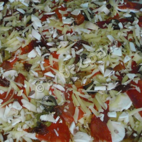 Krok 5 - Pizza śródziemnomorska z pieczarkami i chorizo foto