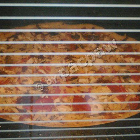 Krok 6 - Pizza śródziemnomorska z pieczarkami i chorizo foto