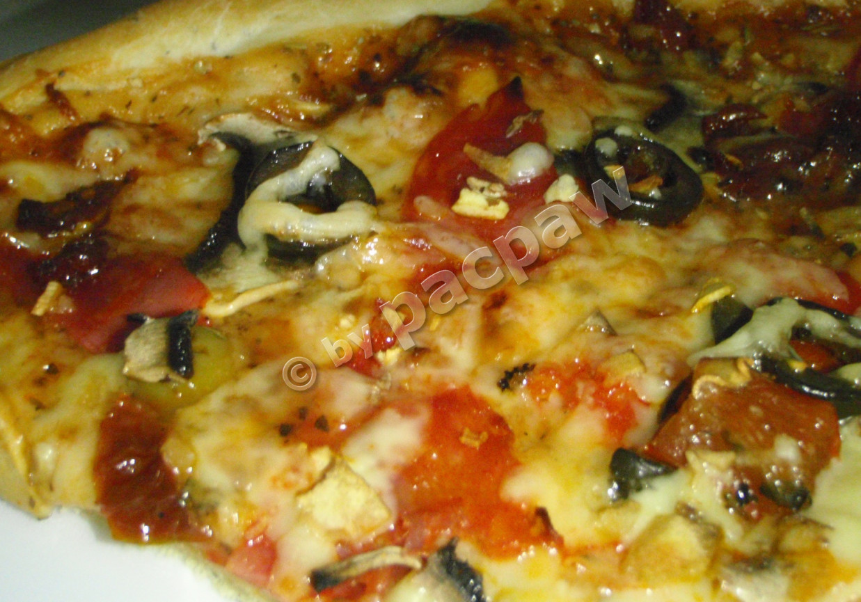 Pizza śródziemnomorska z pieczarkami i chorizo foto