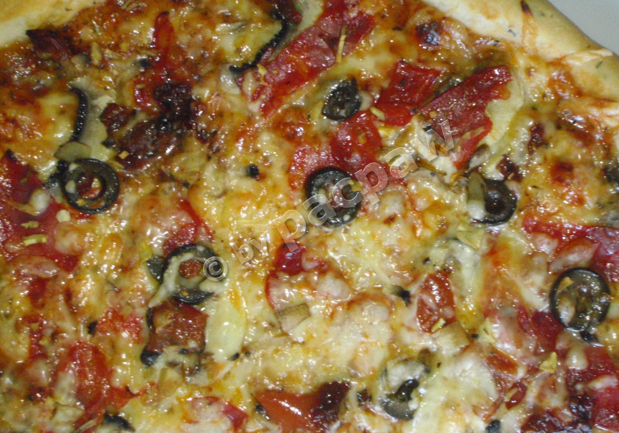 Pizza śródziemnomorska z pieczarkami i chorizo foto