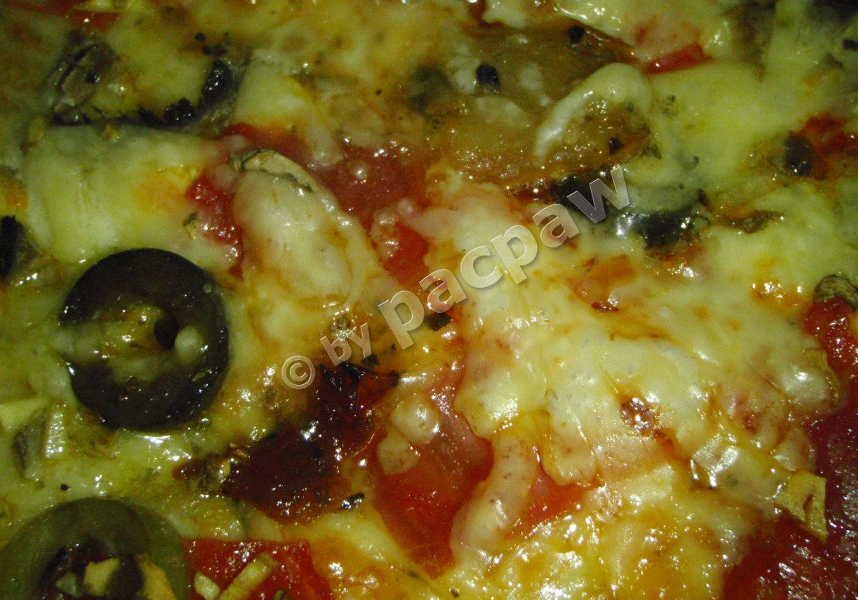 Pizza śródziemnomorska z pieczarkami i chorizo foto