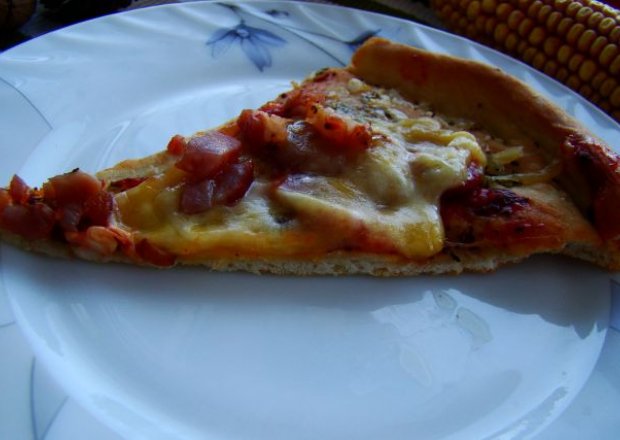 Fotografia przedstawiająca Pizza swojska z wędzonką