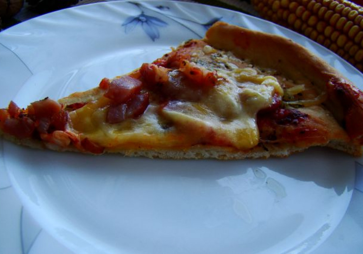 Pizza swojska z wędzonką foto
