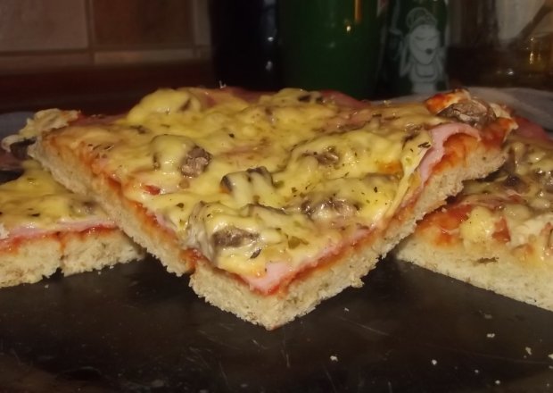 Fotografia przedstawiająca Pizza  szybka  bez drożdży