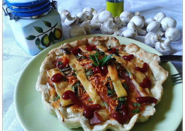 Fotografia przedstawiająca Pizza-tarta z szynką, pieczarkami i marchewką