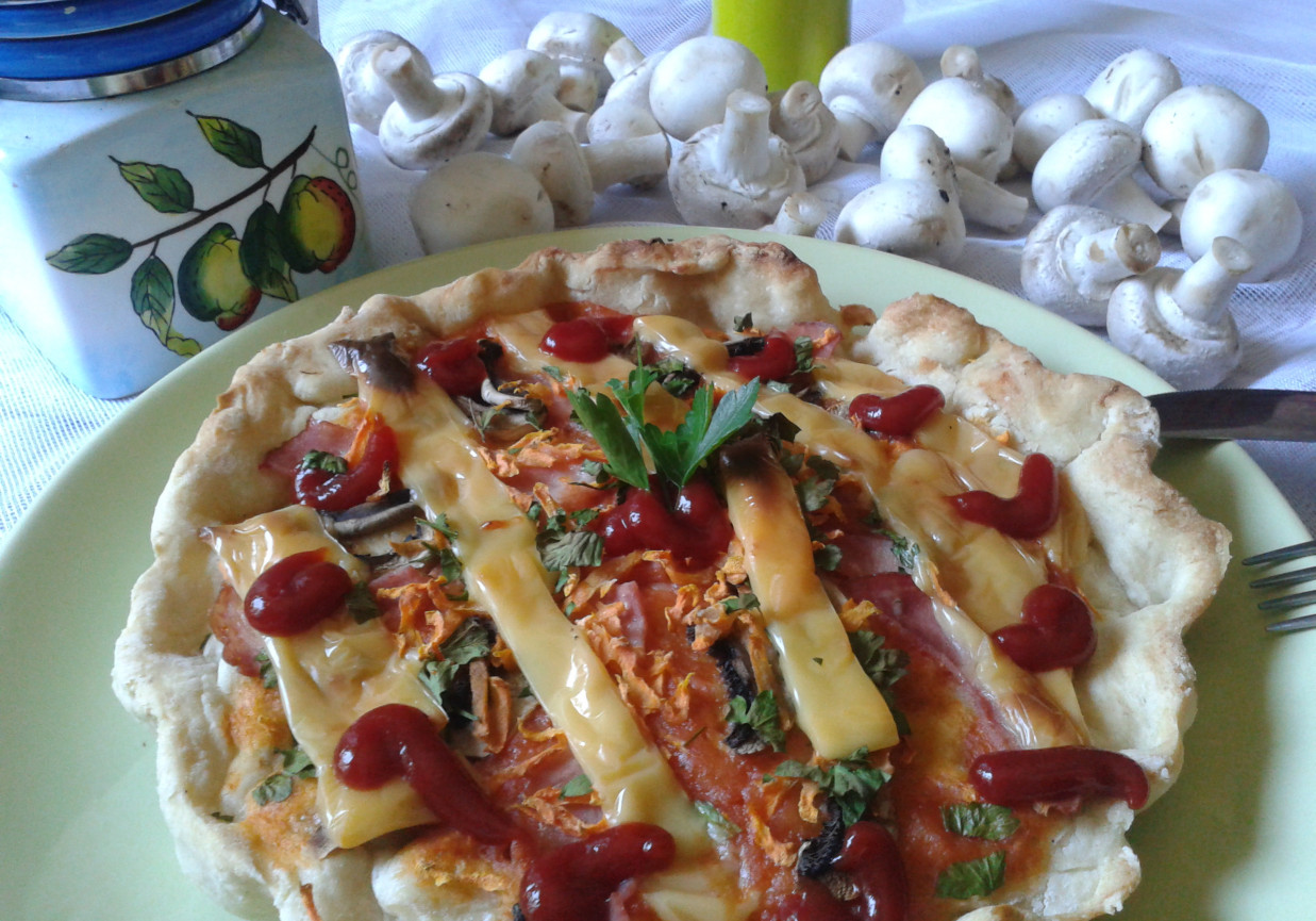 Pizza-tarta z szynką, pieczarkami i marchewką foto