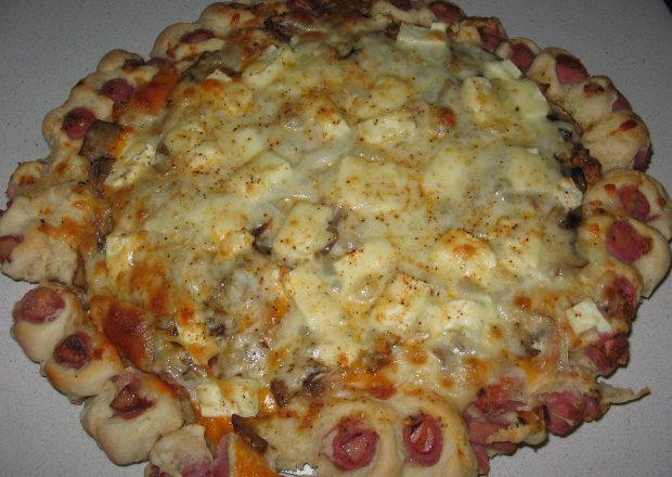 Fotografia przedstawiająca Pizza troche inaczej z pieczarkami i trzema serami