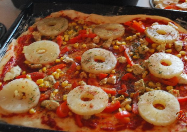Fotografia przedstawiająca pizza tropikalna - dodatki