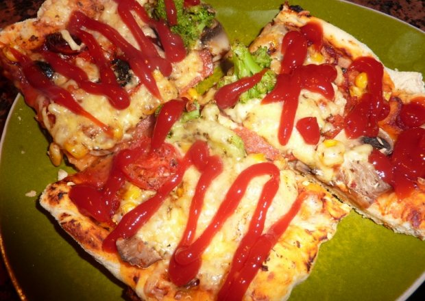 Fotografia przedstawiająca Pizza trzy kolory