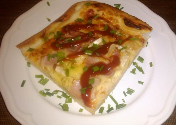 Fotografia przedstawiająca Pizza trzy sery z boczkiem