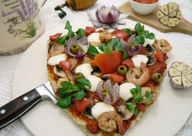 Fotografia przedstawiająca Pizza walentynkowa z lutenicą