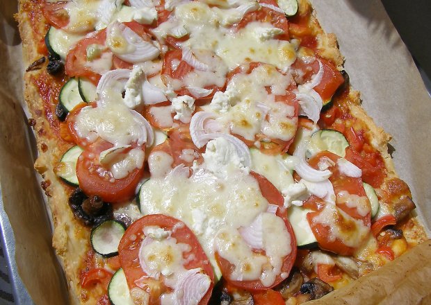 Fotografia przedstawiająca pizza warzywna...