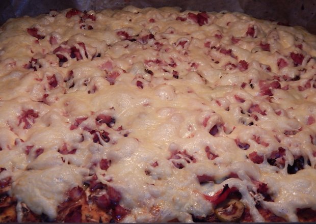 Fotografia przedstawiająca Pizza wege na cieście pszenno-migdałowym