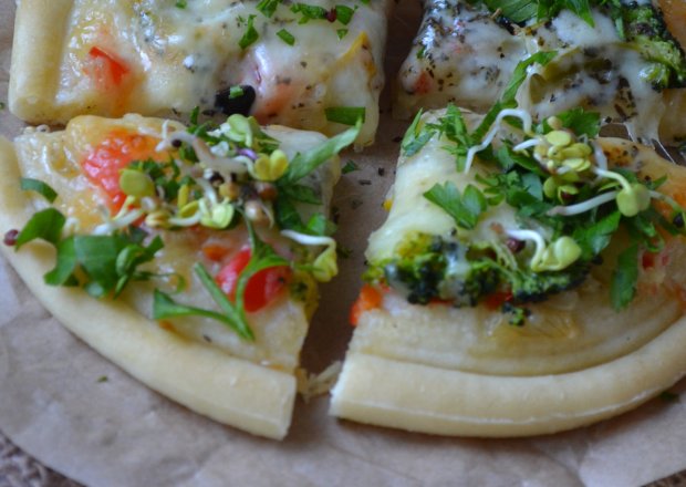 Fotografia przedstawiająca pizza wegetariańska z brokułem ,cheddarem i mozzarellą