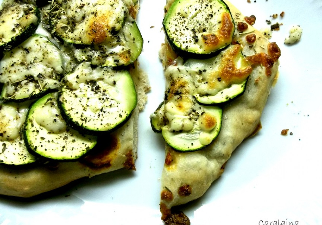 pizza wegetariańska z cukinią foto