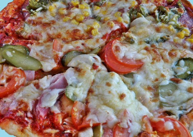 Fotografia przedstawiająca Pizza wiejska na razowym cieście ziemniaczanym