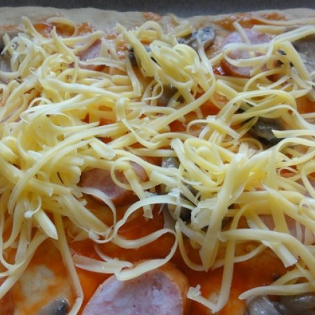 Krok 2 - Pizza wiejska z cienką kiełbaską foto