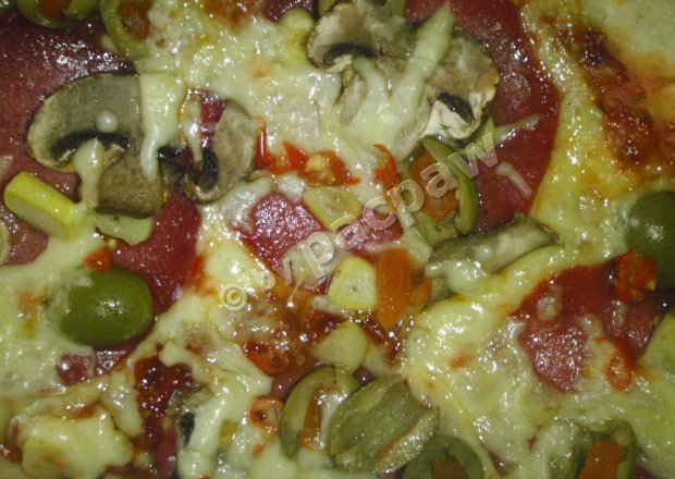 Fotografia przedstawiająca Pizza wieloskładnikowa najsmaczniejsza