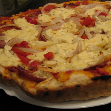 Krok 3 - Pizza wieloziarnista z papryką, kiełbasą, cebulą i serkiem topionym foto
