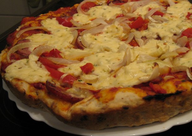 Fotografia przedstawiająca Pizza wieloziarnista z papryką, kiełbasą, cebulą i serkiem topionym