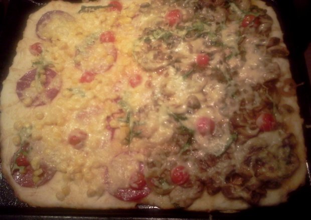 Fotografia przedstawiająca Pizza włoska dwusmakowa .