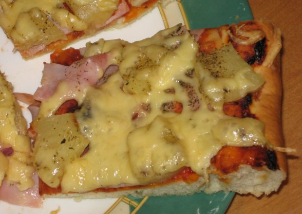 Fotografia przedstawiająca Pizza z ananasem i szynką