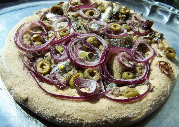 Fotografia przedstawiająca pizza z anchois