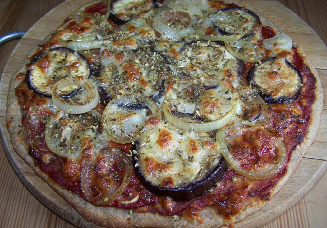 pizza z bakłażanem na cienkim i chrupiącym chlebowym spodzie foto