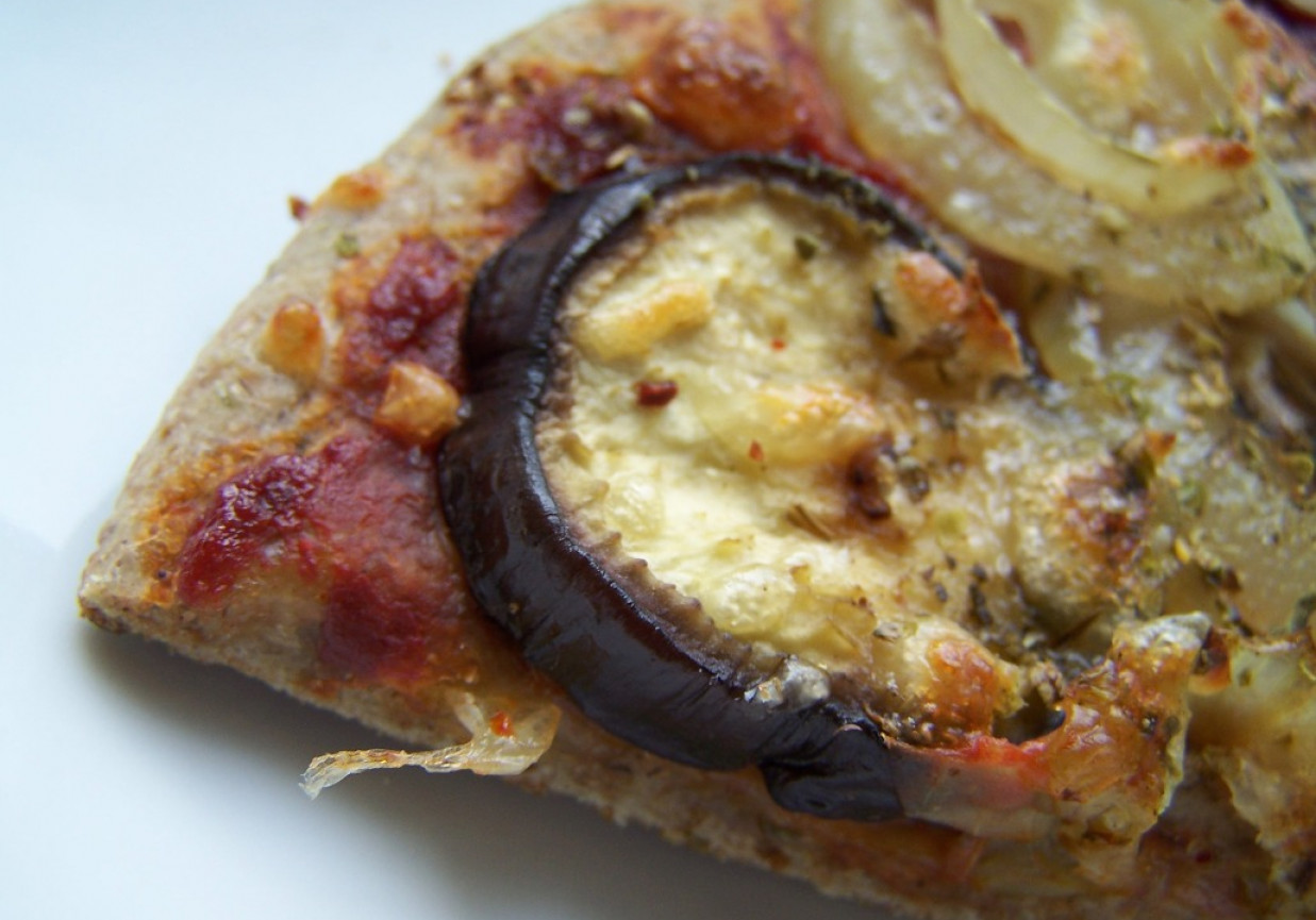 pizza z bakłażanem na cienkim i chrupiącym chlebowym spodzie foto