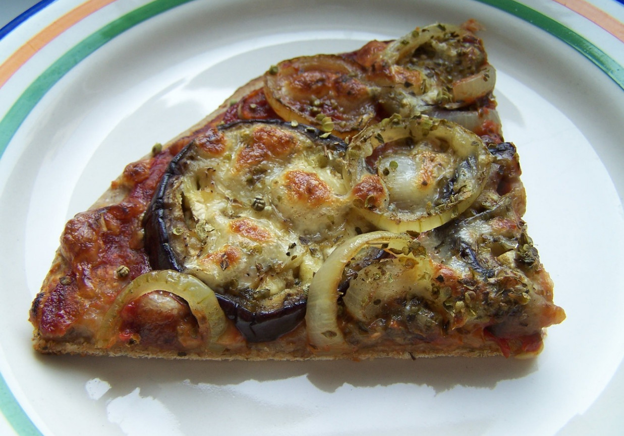 pizza z bakłażanem na cienkim i chrupiącym chlebowym spodzie foto