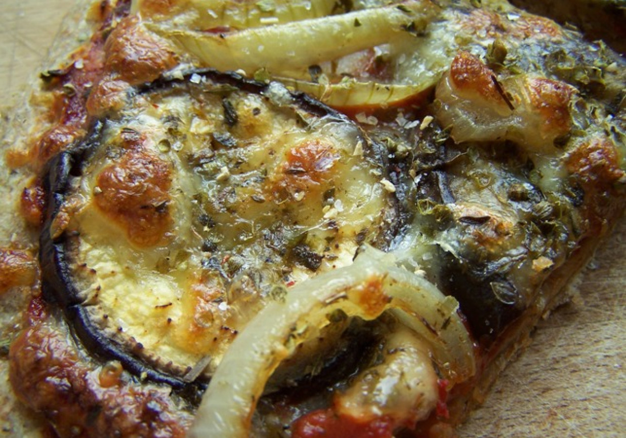 pizza z bakłażanem na cienkim i chrupiącym chlebowym spodzie foto