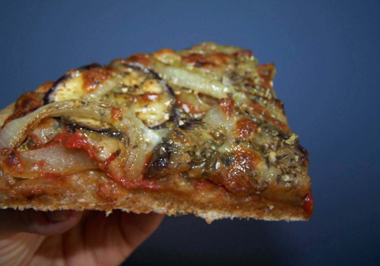 pizza z bakłażanem na cienkim i chrupiącym chlebowym spodzie foto