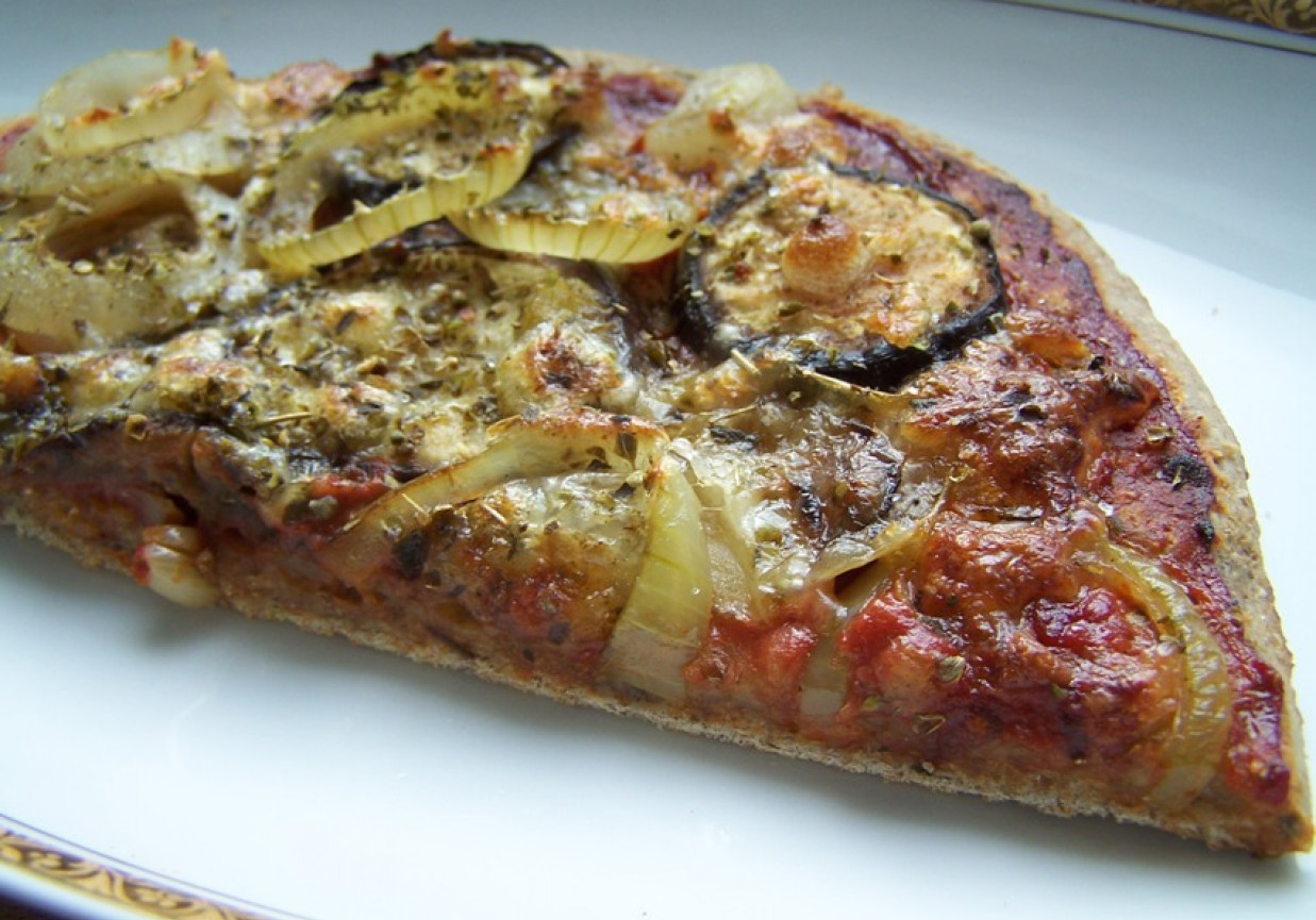 pizza z bakłażanem na cienkim i chrupiącym chlebowym spodzie foto