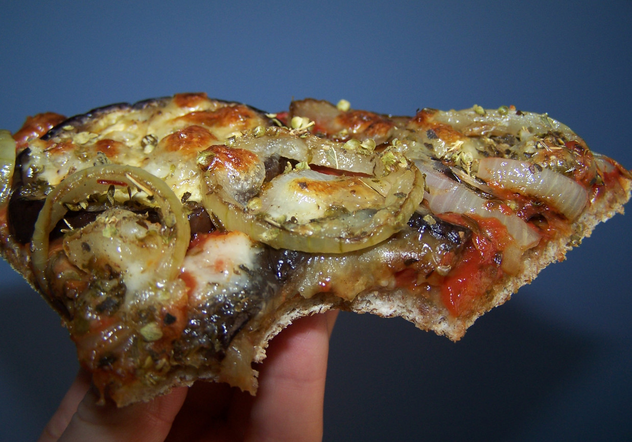 pizza z bakłażanem na cienkim i chrupiącym chlebowym spodzie foto