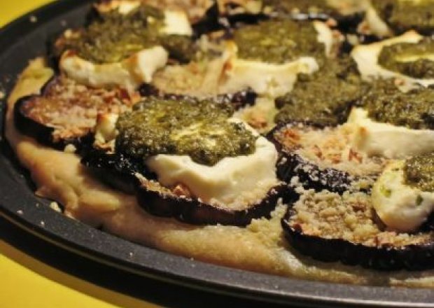 Fotografia przedstawiająca Pizza z bakłażanem, pesto i kozim serem