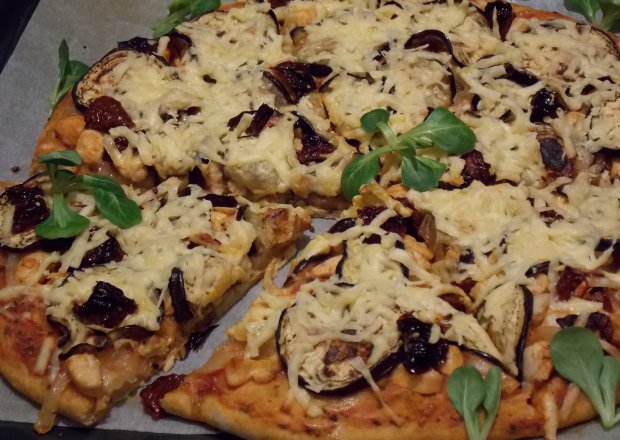 Fotografia przedstawiająca Pizza z bakłażanem