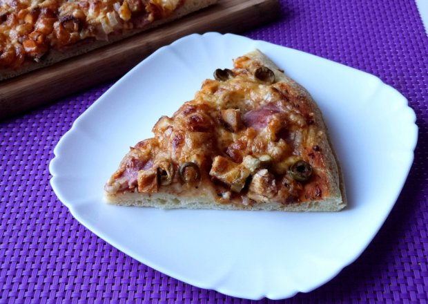 Fotografia przedstawiająca Pizza z baleronem i oliwkami