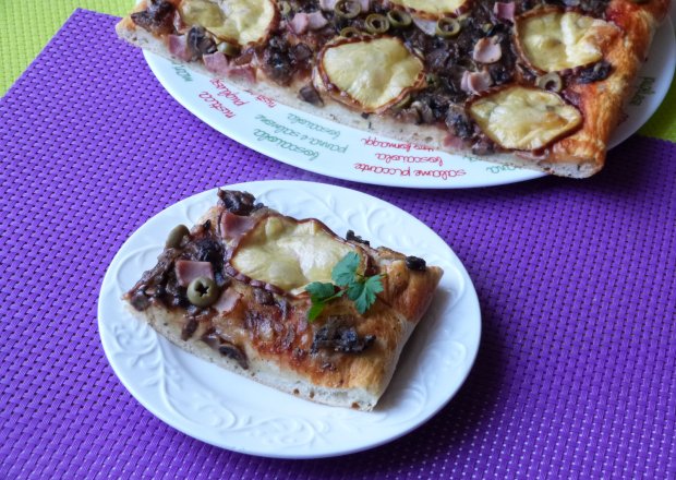 Fotografia przedstawiająca Pizza z bazylią i wędzonym serem
